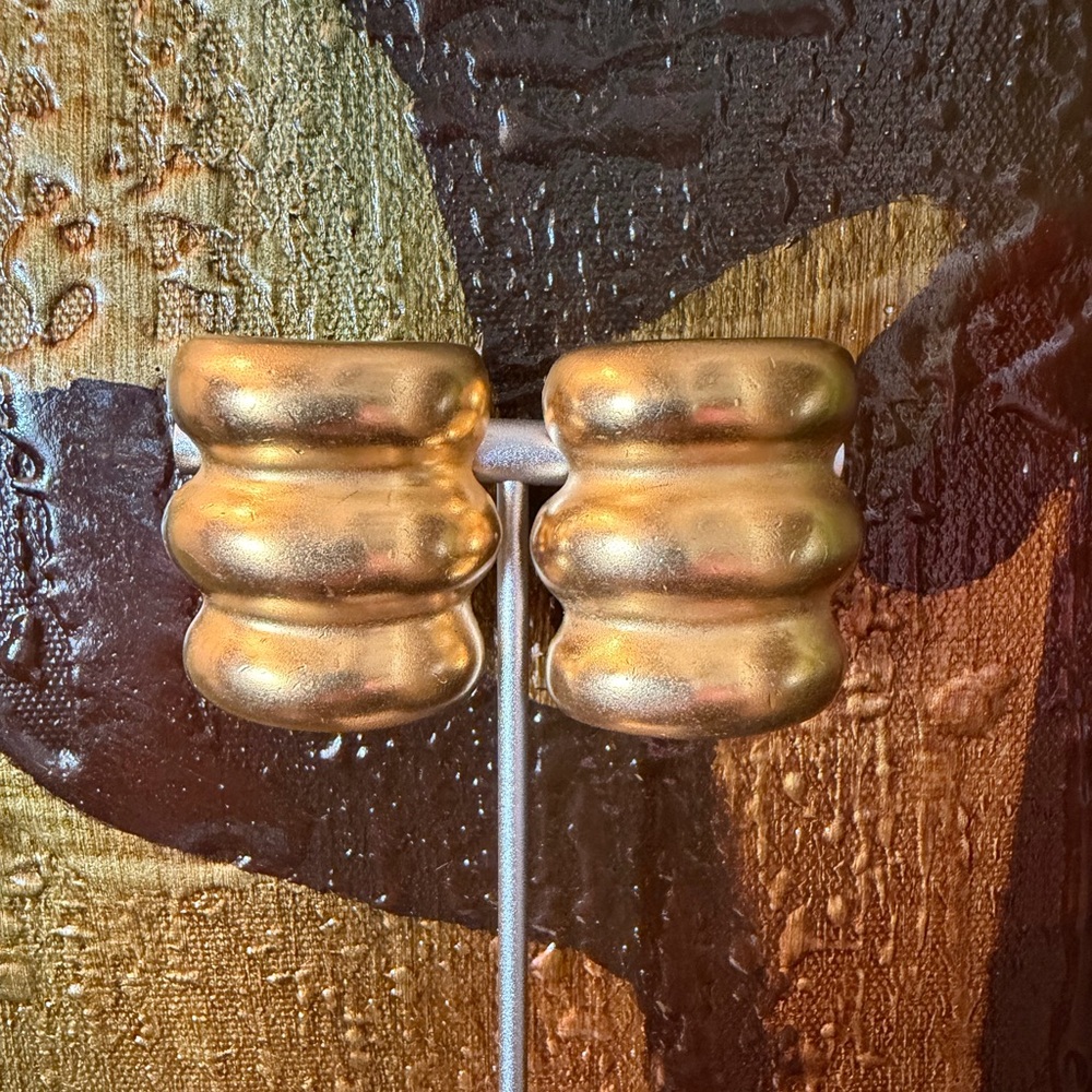 Vintage Conch Chunky Gold Tone Clip On Earrings